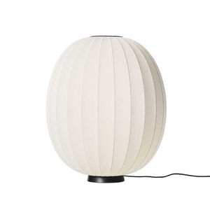 Oval lampe i perlehvid med strikket overflade og sort base, moderne og elegant design.